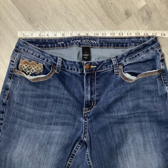 ❤️Lane Bryant Blue Denim Capris Pants Sz 18 Preowned Embellished Back Pockets - Picture 6 of 11